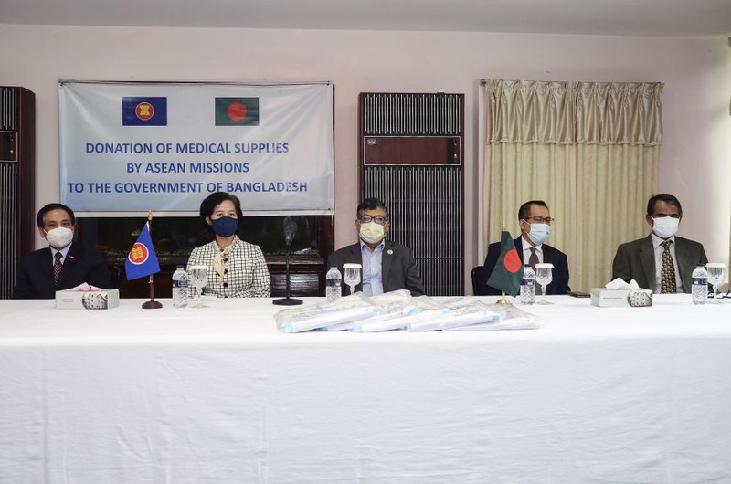 Ủy ban ASEAN tại Dhaka quyên góp vật tư y tế ủng hộ Bangladesh phòng chống dịch Covid-19.