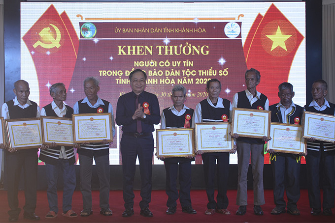 Nguyen Dac Tai offering certificates of merit of provincial People's Committee to prestigious people