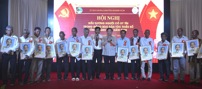 Nguyen Khac Dinh and Y Thong offering gifts to prestigious people