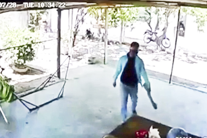 Camera ghi lại hình ảnh người đàn ông mang dao tới đe dọa cụ bà và cháu ngoại. 