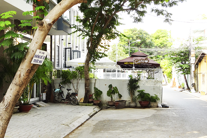 Quán cà phê nằm dưới lòng đường