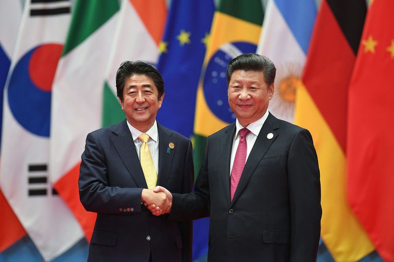 Thủ tướng Nhật Bản Shinzo Abe (trái) và Chủ tịch Trung Quốc Tập Cận Bình (Ảnh: Bloomberg)