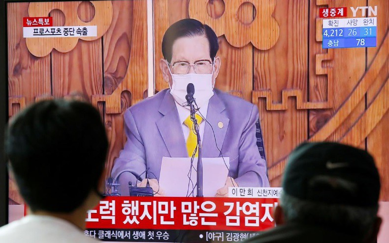 Giáo chủ Lee Man-hee tại 1 buổi họp báo vào tháng 3/2020. Ảnh: Reuters.