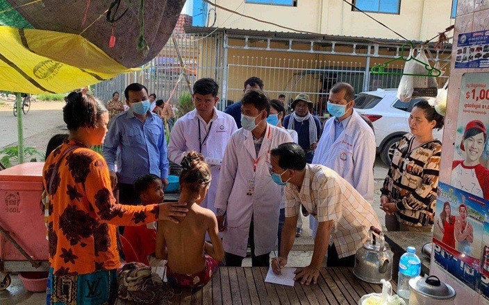 Người dân Campuchia khám bệnh.