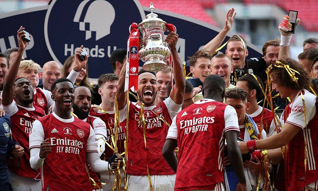 Aubameyang nâng Cup FA thứ 14 của Arsenal. Ảnh: Reuters.
