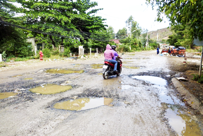 "Ổ gà, ổ voi" trên tỉnh lộ
