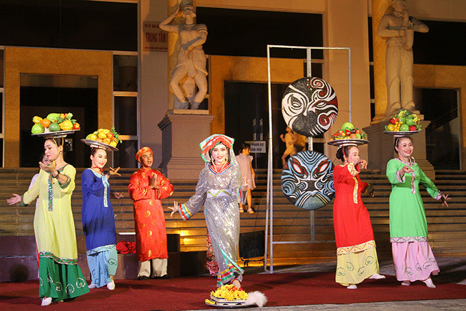 Biểu diễn nghệ thuật truyền thống ở khu vực phía trước Trung tâm Hội nghị tỉnh Khánh Hòa. Ảnh minh họa.  