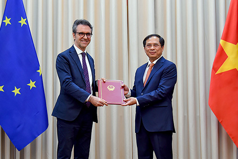 Ngày 1-8, Hiệp định Thương mại tự do Việt Nam - Liên hiệp châu Âu (EVFTA) chính thức đi vào hiệu lực, đánh dấu mốc quan trọng trong quan hệ Việt Nam - Liên hiệp châu Âu (EU), đúng dịp hai bên kỷ niệm 30 năm thiết lập quan hệ ngoại giao
