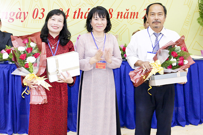 Đồng chí Lê Thị Mỹ Bình - Bí thư Đảng ủy, Hiệu trưởng nhà trường tặng hoa cho các đồng chí ủy viên Ban Chấp hành Đảng bộ trường, nhiệm kỳ 2015 - 2020.