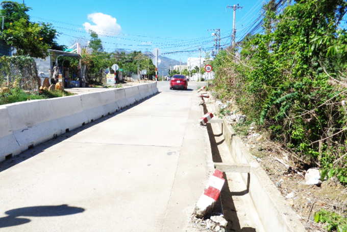 Cần dựng lại các cột tiêu