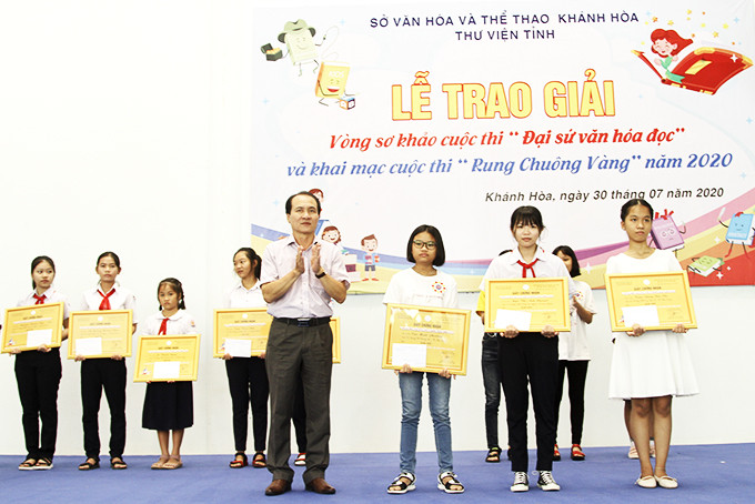 Leader of Khanh Hoa Provincial Department of Culture and Sports giving prizes to excellent entrants of “Ambassadors of Reading Culture” contest 2020 preliminary round