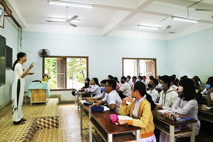 Học sinh Trường THPT Lý Tự Trọng (TP. Nha Trang) đeo khẩu trang phòng dịch trong những ngày đầu đi học trở lại vào tháng 3. 