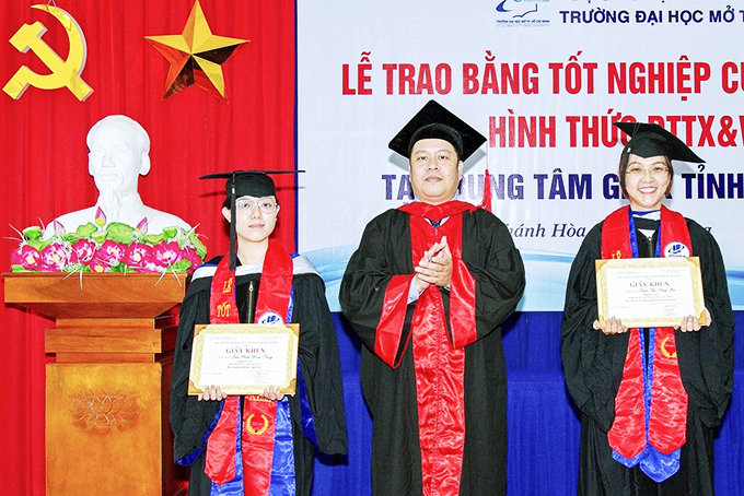 Trường Đại học Mở thành phố Hồ Chí Minh trao bằng tốt nghiệp cho 105 học viên