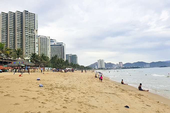 Bãi biển vắng vẻ vì nhiều đoàn khách hủy tour đến Nha Trang.
