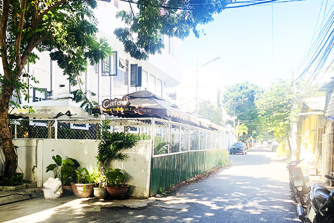 Phần đất của gia đình bà Ngọc Anh nằm dưới lòng đường Dương Quảng Hàm trở thành quán cà phê.