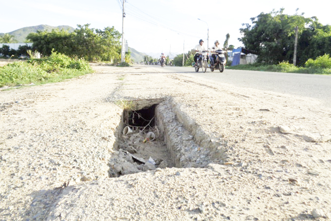 Hố trên quốc lộ