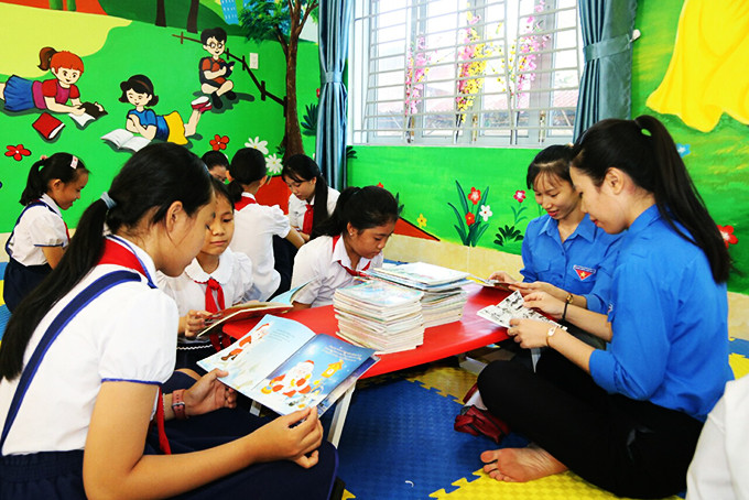 Khanh Hoa’s pupils and Youth Union members reading books