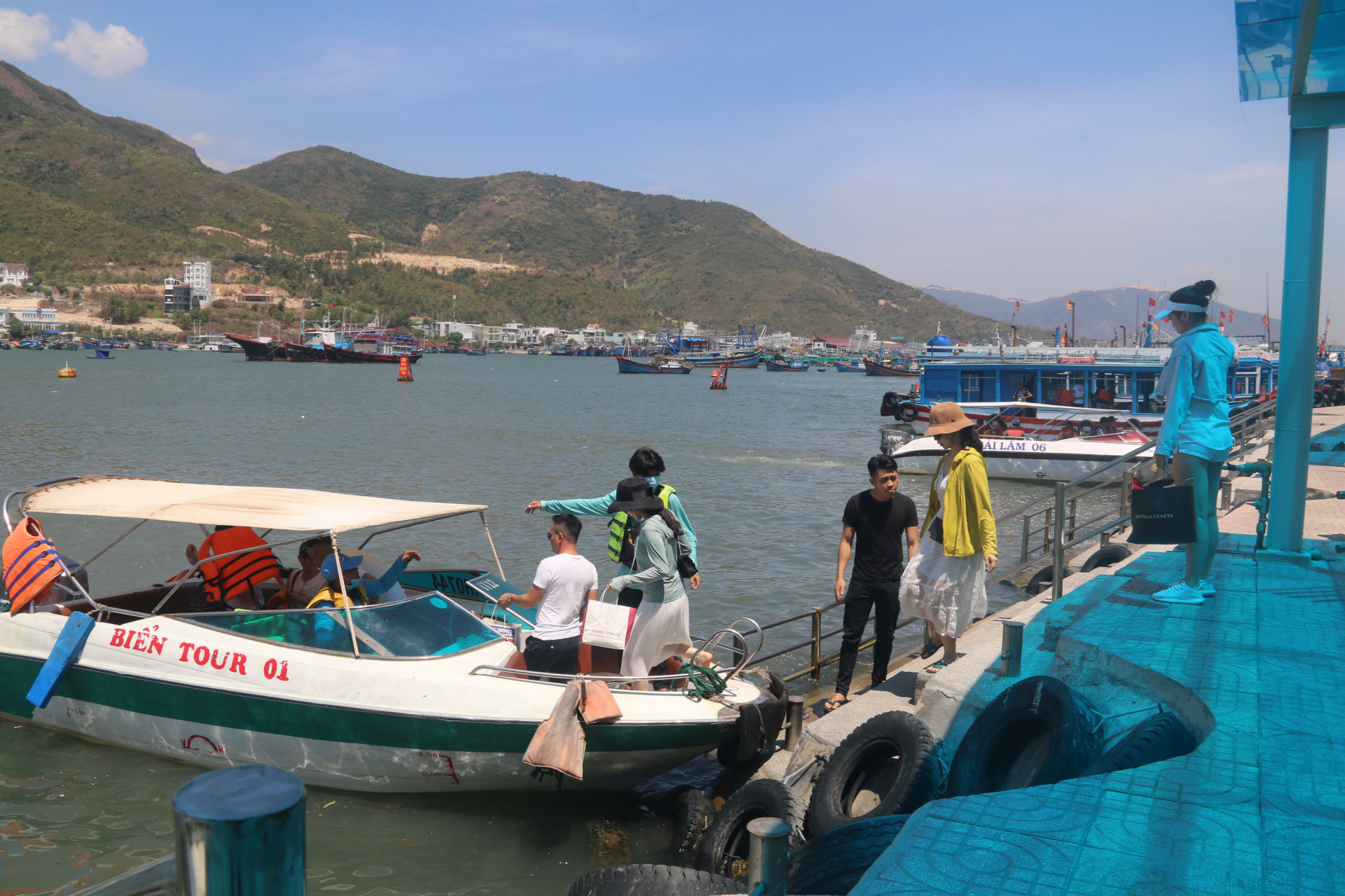 Nhiều đoàn khách hủy tour đến Nha Trang nên lượng khách đi tour biển đảo còn rất ít