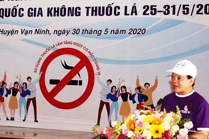 ác sĩ Nguyễn Đình Thoan kêu gọi người dân không hút thuốc lá  để bảo vệ sức khỏe tại lễ mít tinh.
