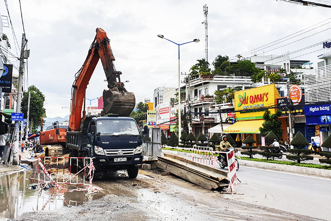 Thi công dự án thoát nước trên đường 2-4: Nhếch nhác, mất an toàn giao thông