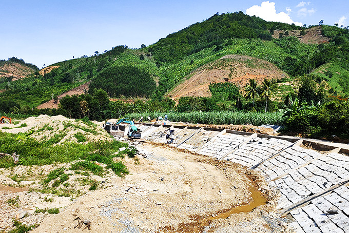 Xây dựng kè sông Tô Hạp đoạn qua xã Sơn Hiệp. 