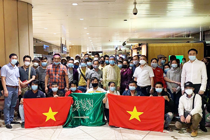 Các công dân Việt Nam từ Saudi Arabia về nước.