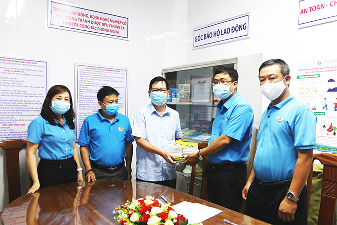 Liên đoàn Lao động tỉnh: Nghiệm thu và bàn giao góc bảo hộ lao động