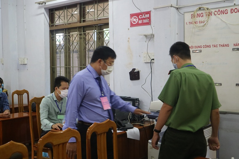 Leadership of Khanh Hoa Provincial Department of Education and Training inspecting examination procedure