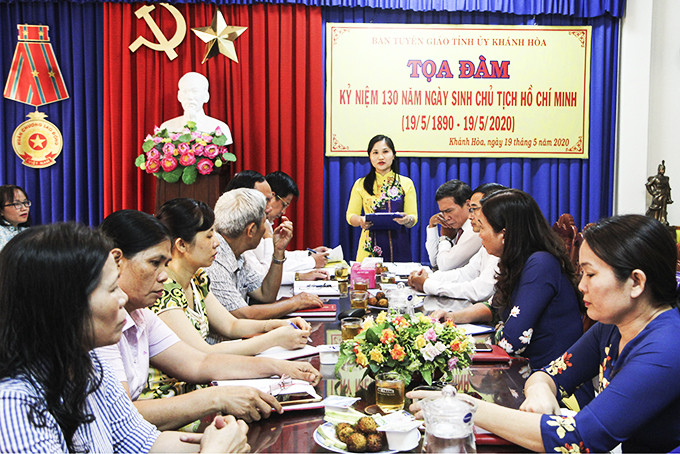 Buổi  sinh hoạt chuyên đề  kỷ niệm  130 năm  Ngày sinh Chủ tịch  Hồ Chí Minh  tại Chi bộ  Ban  Tuyên giáo Tỉnh ủy. 