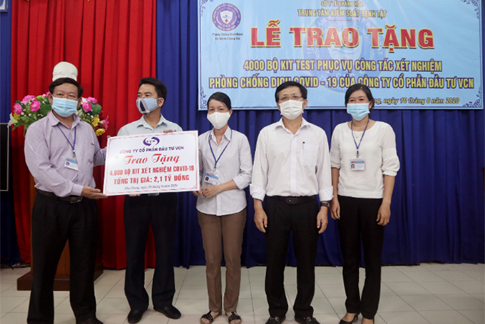 Công ty Cổ phần Đầu tư VCN tặng 4.000 bộ kit test phục vụ xét nghiệm Covid-19