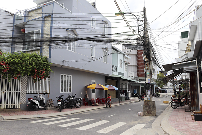 Nhiều trụ điện giữa đường ở khu dân cư