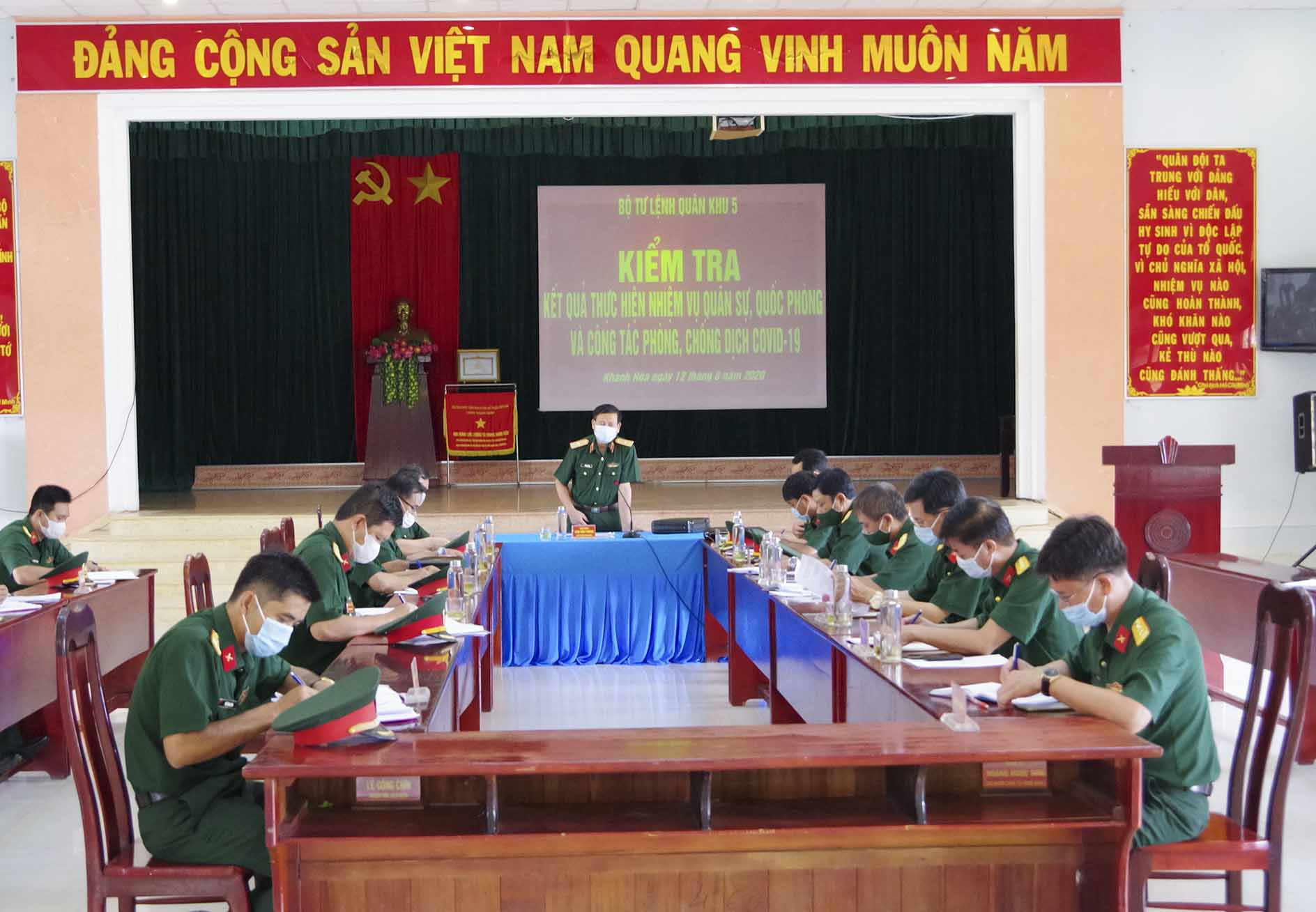 Đoàn công tác do Thiếu tướng Hứa Văn Tuỏng kiểm tra thực tế tại Tiểu đoàn Bộ binh 460.