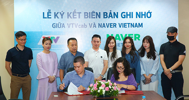 Ông Bùi Huy Năm - Tổng giám đốc VTVcab và bà Đặng Thiếu Ngân - Giám đốc phụ trách hợp tác của Naver Việt Nam, ký biên bản ghi nhớ sáng 12/8. Ảnh: VTVCab