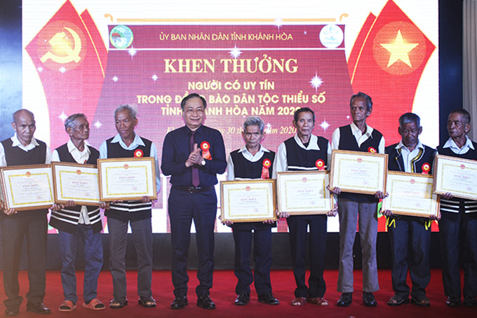 Đồng chí Nguyễn Đắc Tài - Phó Chủ tịch Thường trực UBND tỉnh khen thưởng cho người có uy tín trong đồng bào dân tộc thiểu số.