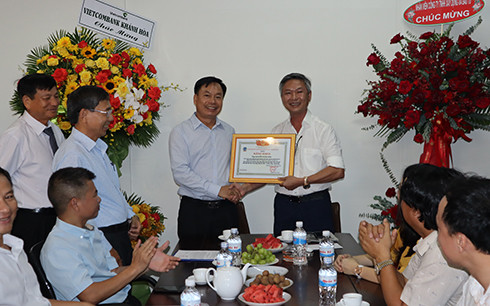 Lãnh đạo Hiệp hội bất động sản Nha Trang – Khánh Hòa đã tặng bằng khen cho ông Nguyễn Xuân Hòa