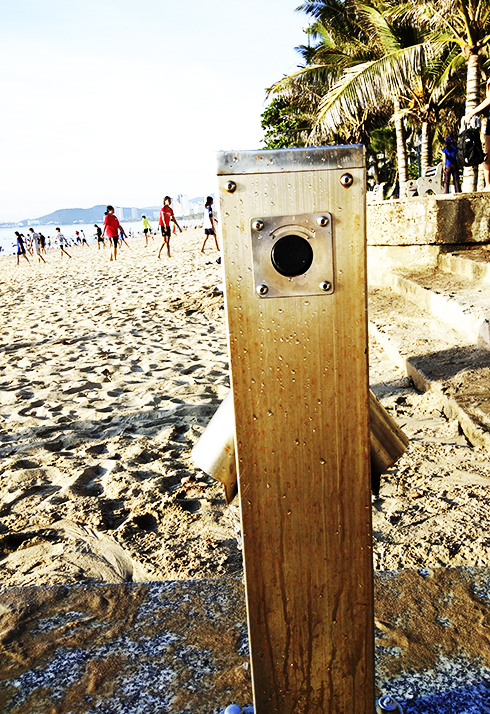 Cần bảo dưỡng trụ nước tắm công cộng miễn phí ven biển