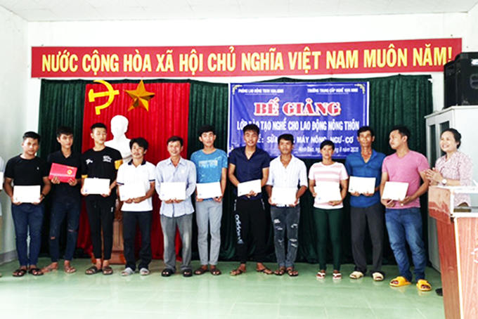 Trao chứng chỉ nghề sửa chữa máy nông - ngư - cơ cho 66 lao động thôn đảo