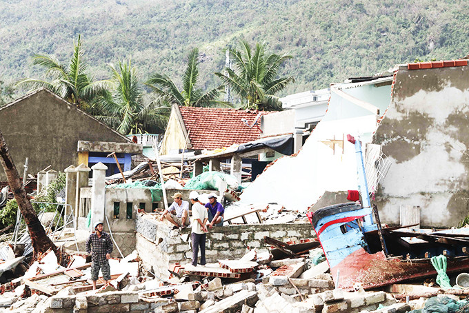 Nhà cửa bị đổ sập do bão số 12 năm 2017 gây ra tại xã Đại Lãnh.