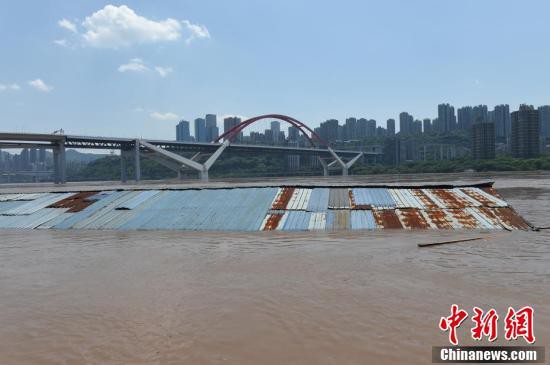 Nước lũ dâng lên đến mái nhà một khu chợ ở nội đô Trùng Khánh ngày 14/8. (Ảnh: Chinanews)