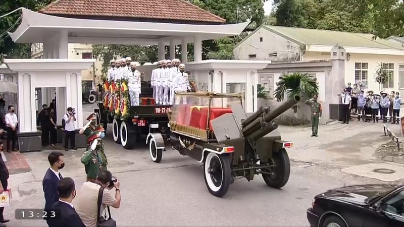 Dòng xe chuyển bánh đưa linh cữu nguyên Tổng Bí thư Lê Khả Phiêu rời Nhà tang lễ Quốc gia.