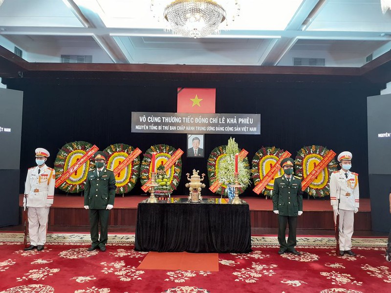 Cùng thời điểm, lễ truy điệu nguyên Tổng Bí thư Lê Khả Phiêu cũng diễn ra tại Hội trường Thống Nhất, TPHCM. 