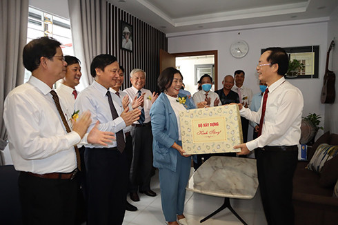 : Lãnh đạo Bộ Xây dựng và lãnh đạo tỉnh tặng quà cho một gia đình chính sách ở khối nhà CT3