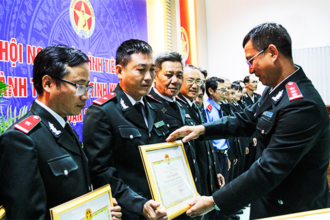 Ông Nguyễn Hữu Hòa - Phó Chánh Thanh tra tỉnh  trao giấy khen cho các tập thể, cá nhân điển hình tiên tiến. 