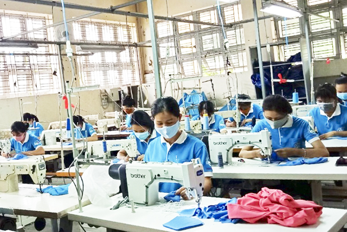 May hơn 1.000 khẩu trang vải tặng người dân