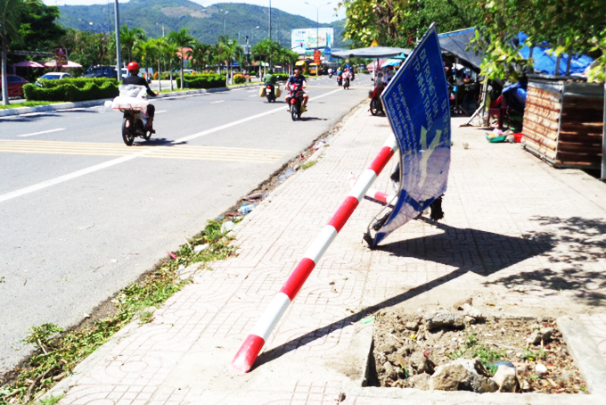 Cần dựng lại biển chỉ dẫn