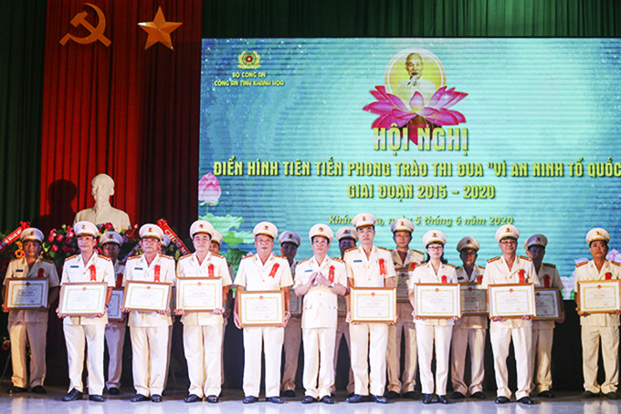Đại tá Đào Xuân Lân - Giám đốc Công an tỉnh tặng bằng khen cho các tập thể, cá nhân đạt thành tích xuất sắc.