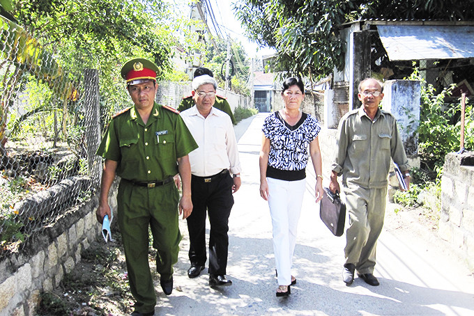 Đội An ninh, Công an thành phố và đại diện giáo xứ Ngọc Thủy  đi thăm hỏi gia đình các giáo dân.