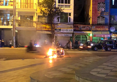 Truy tìm đối tượng đốt xe xích lô trong đêm