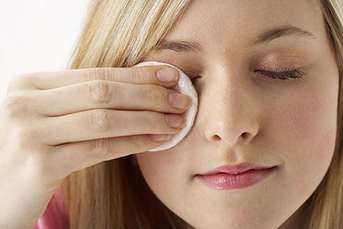 Không nên bỏ qua vệ sinh mắt trước khi đi ngủ 