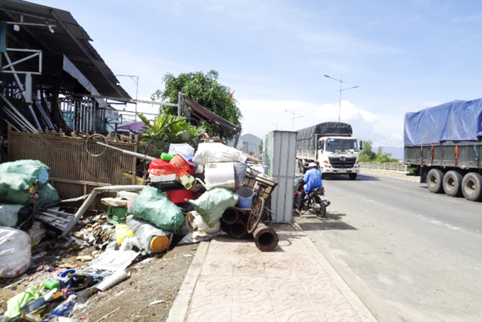 Phế liệu chiếm hành lang Quốc lộ